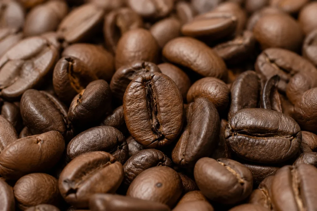 Single origin kolumbiai arabica kávészemek közelről