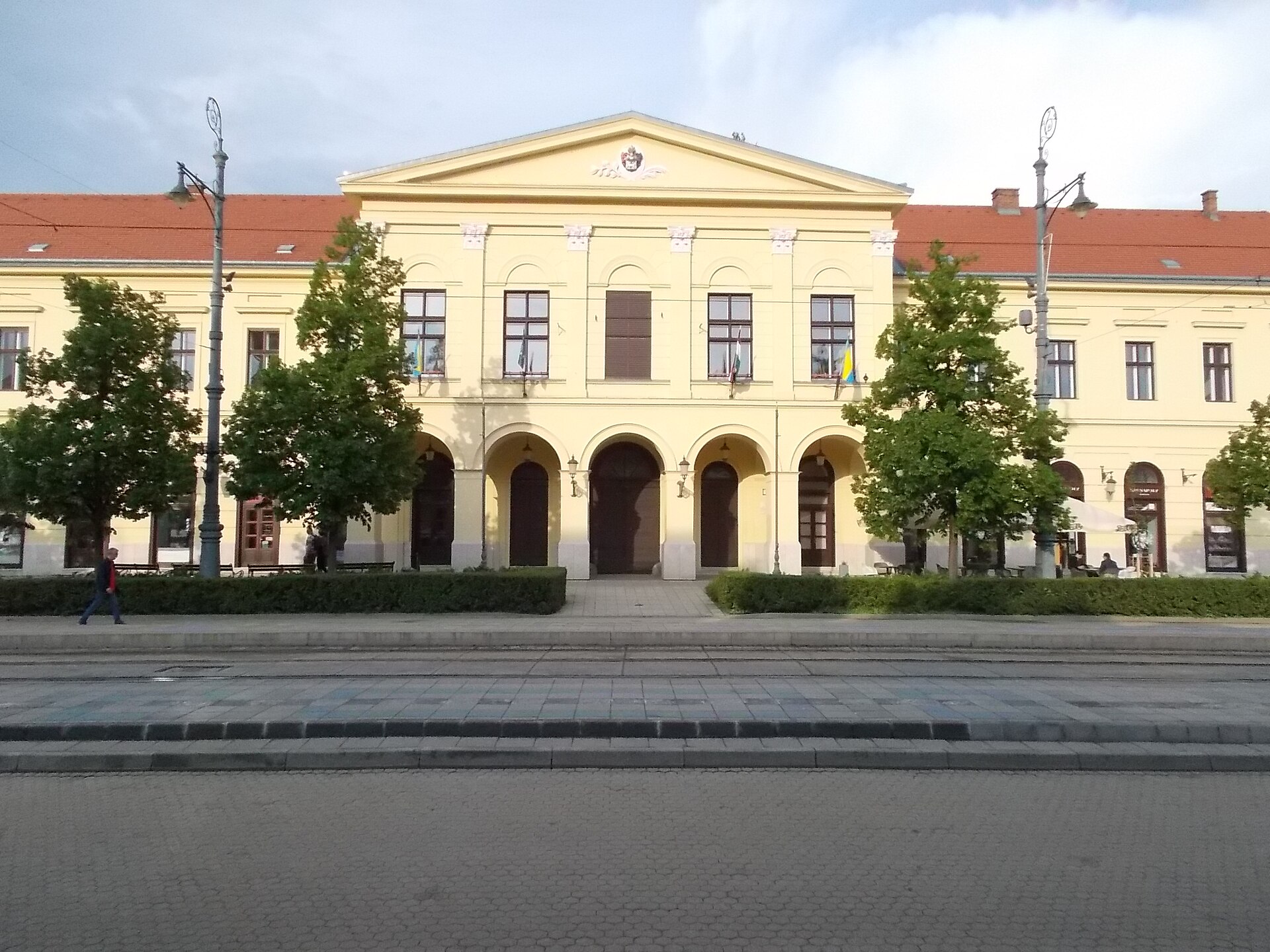 A debreceni Városháza árkádos, klasszicista épülete a Piac utcán