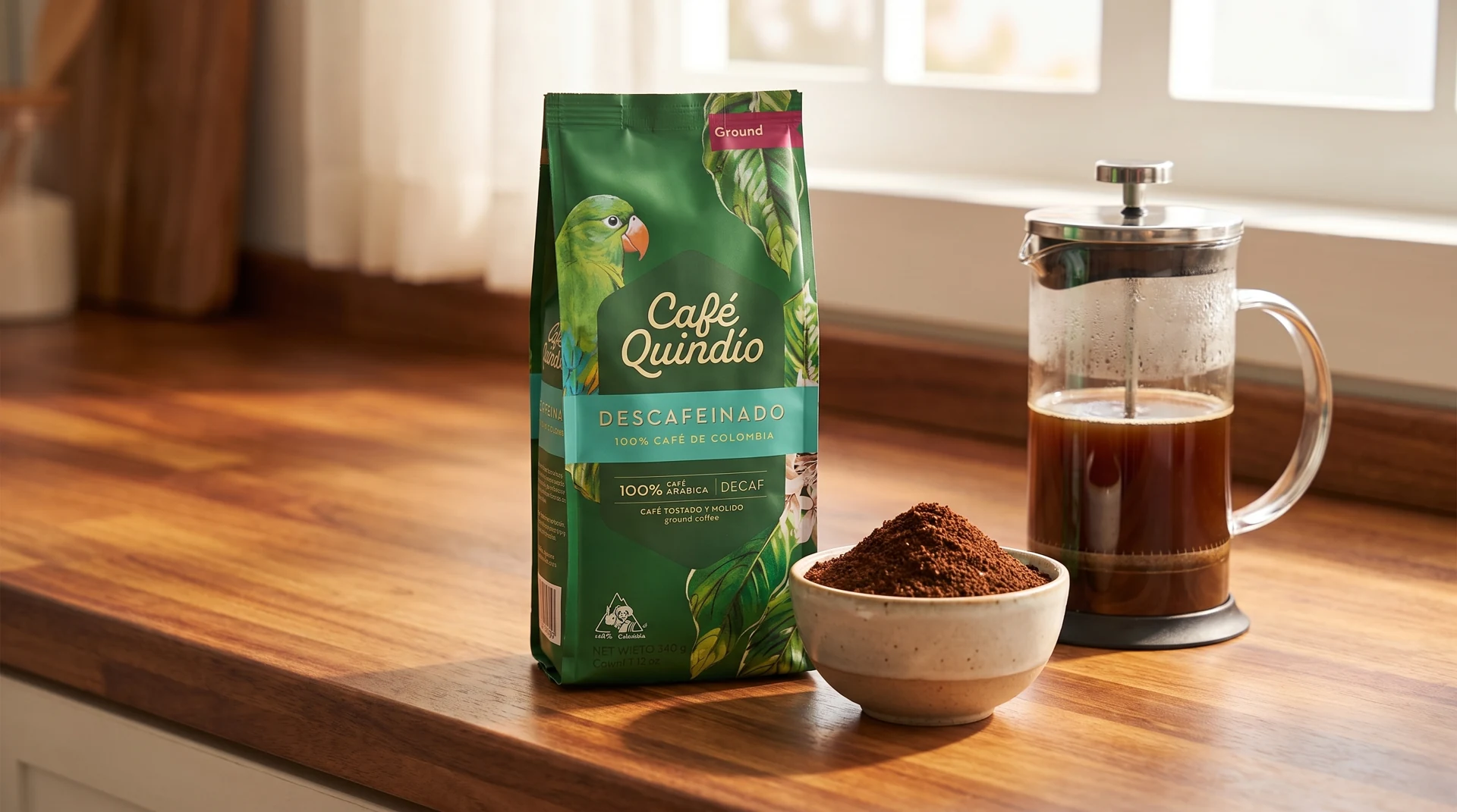 Café Quindío Descafeinado koffeinmentes őrölt kávé zacskó, őrölt kávé tálban és French press a konyhapulton