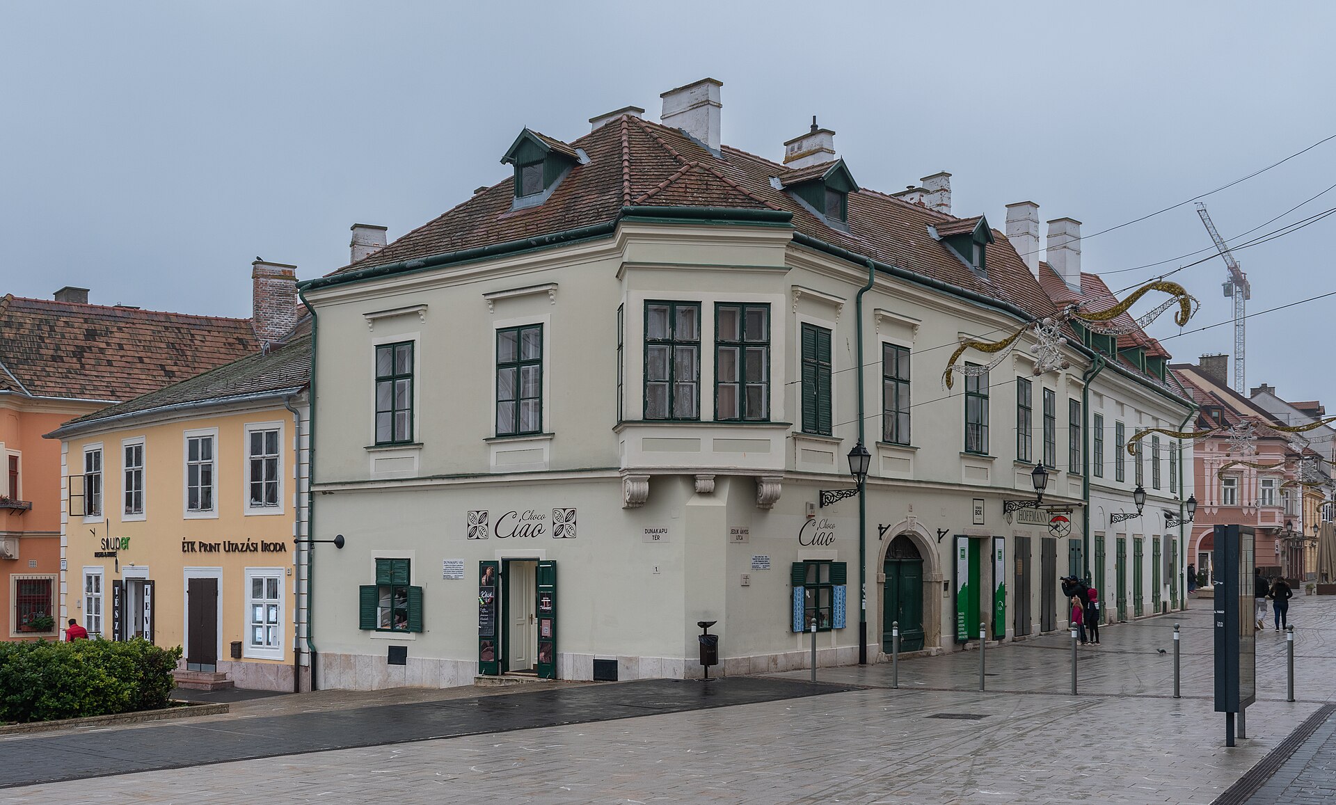 A győri Dunakapu tér patinás épületei – itt működik a Másképp Specialty Coffee