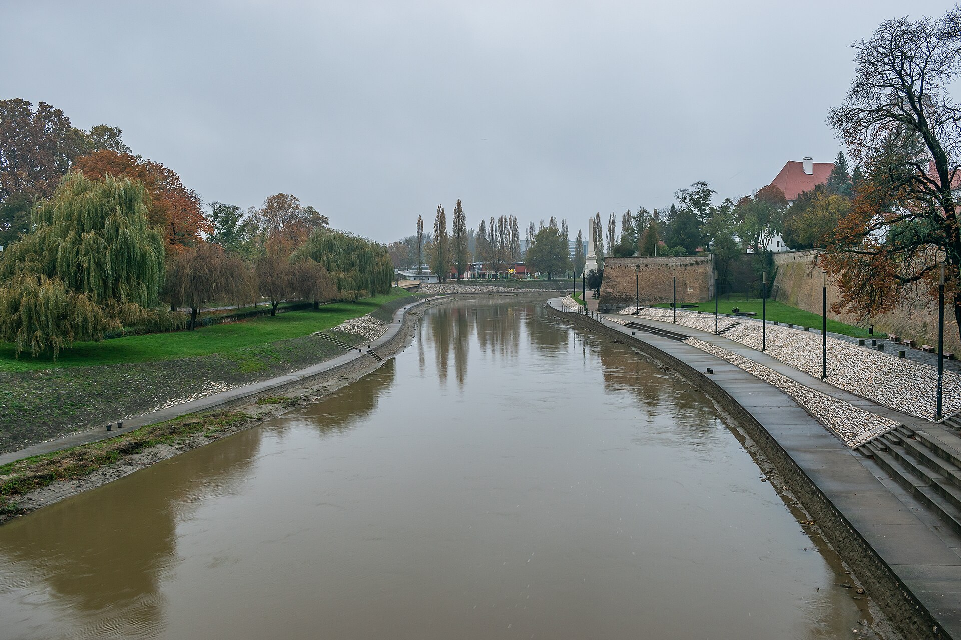 A Rába folyó és a városfal Győr belvárosánál