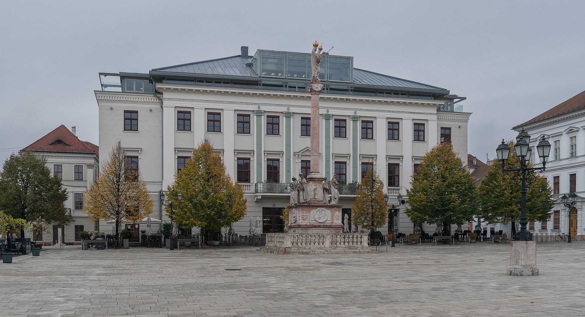 A győri Széchenyi tér kávézóteraszokkal
