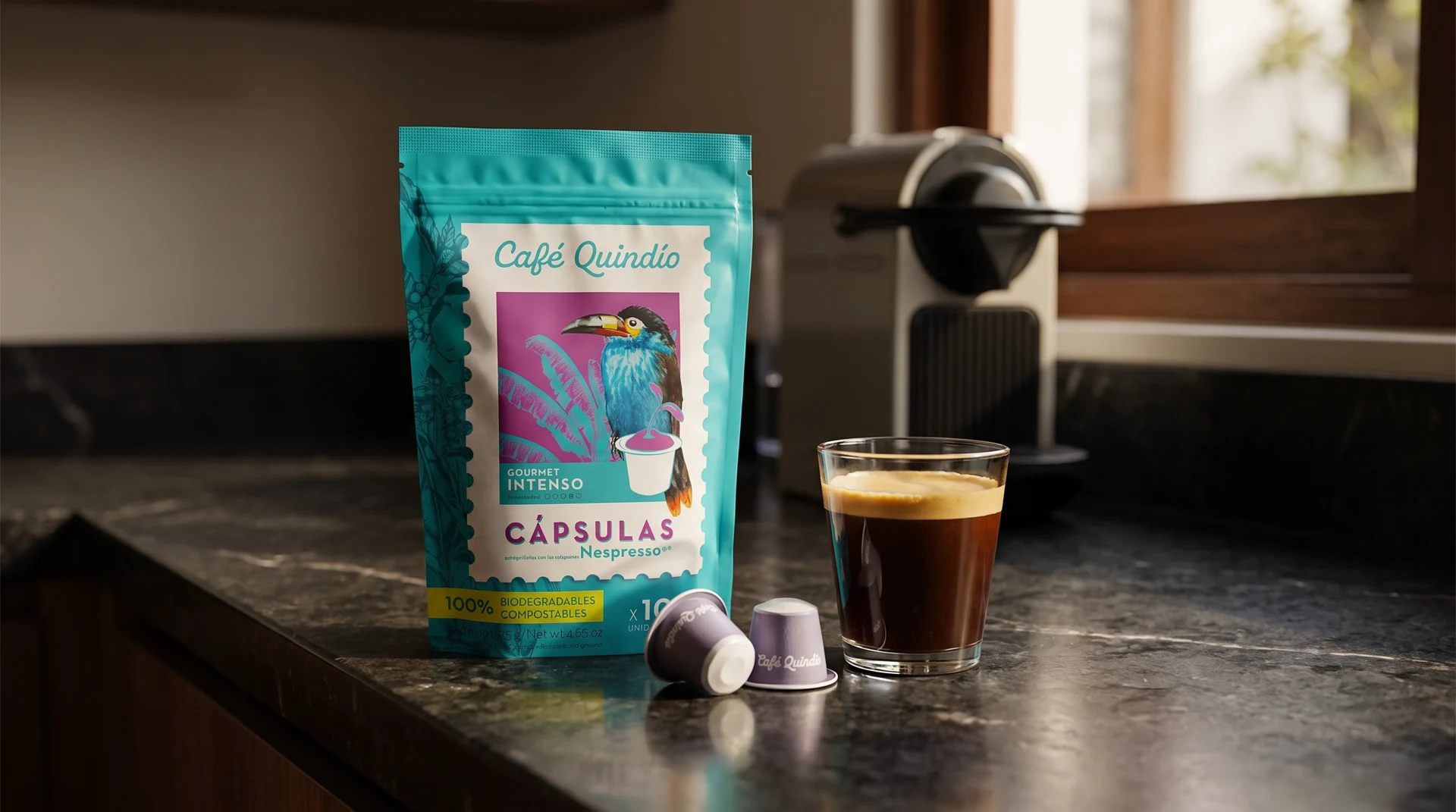 Café Quindío Gourmet Intenso lebomló kávékapszula csomagolás és kapszulák konyhapulton espressóval